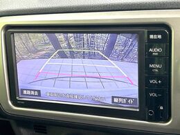 【バックカメラ】駐車時に後方がリアルタイム映像で確認できます。大型商業施設や立体駐車場での駐車時や、夜間のバック時に大活躍！運転スキルに関わらず、今や必須となった装備のひとつです！