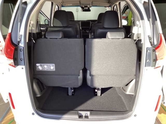 開口部も広く荷物の積み下ろしもしやすいお車となっております。リアシートは5：5の割合で背もたれを倒しシートの跳ね上げができます。