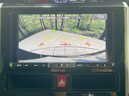 【バックカメラ】駐車時に後方がリアルタイム映像で確認できます。大型商業施設や立体駐車場での駐車時や、夜間のバック時に大活躍！運転スキルに関わらず、今や必須となった装備のひとつです！