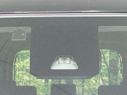 【スマートアシスト】走行中に前方の車両等を認識し、衝突しそうな時は警報とブレーキで衝突回避と被害軽減をアシスト。より安全にドライブをお楽しみいただけます。