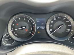 優れた視認性とデザイン性を兼ね備えたメーターです。燃費費表示等のインフォメーションをもとに燃費を意識した丁寧な走りをサポートします♪