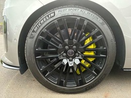 【23インチ「スタイル1084」】迫力ある23インチアロイホイールを装備。足元から存在感を発揮しております。