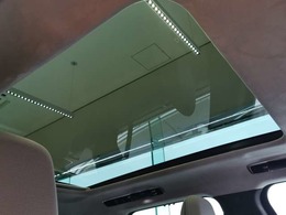 【パノラミックルーフ27万円】後席まで広がるパノラミックルーフは遮るものがなく、開放的な車内空間を提供致します。