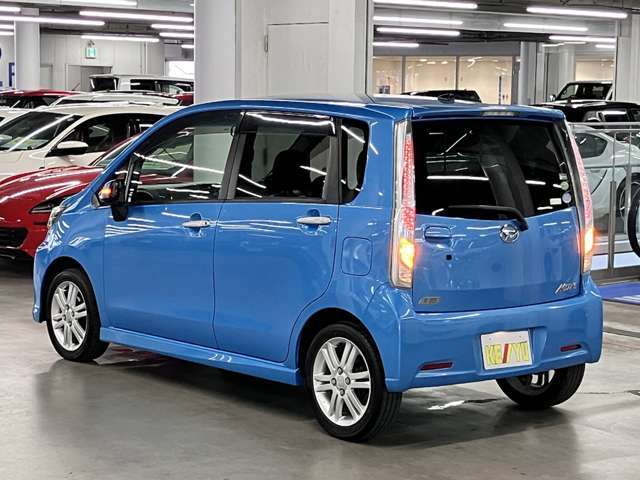 雨が降ってもゆったりと車選びができる全天候型立体展示場！エスカレーター完備！