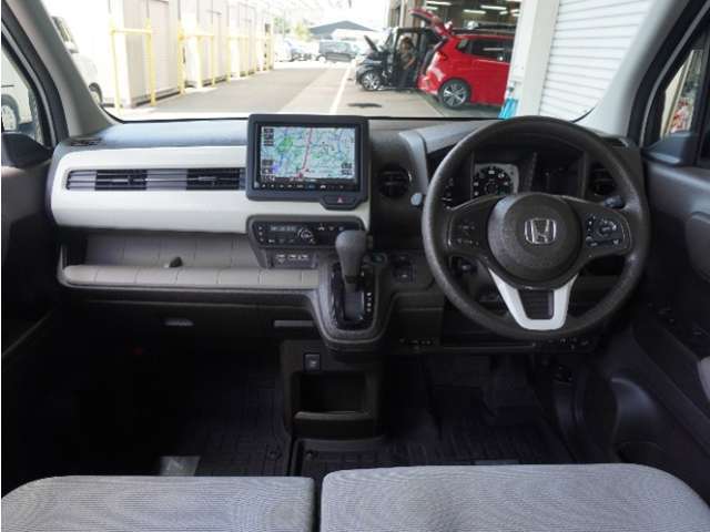 ◆視界広々で非常に運転しやすくロングドライブでも疲れを感じさせないすっきりとまとまったインパネ周りです。