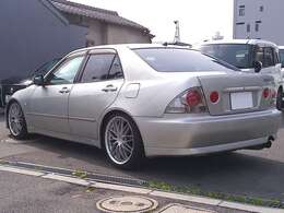 小売業の多くは2つに分類されます。どうやって売値を上げれるか？と考えるお店、どうやったら売値を下げれるか？と考えるお店です。JCLは後者です！！