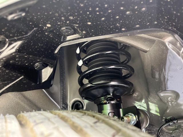 お車を安心してお乗りいただく為には、足回りの定期点検が欠かせません。サービスサポート（有償保証）では無料点検もご提供しており、安心のカーライフをお過ごしいただけるサポート体制が整っています。