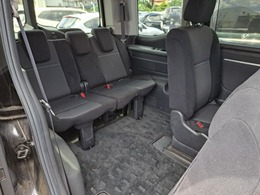 サードシートの足元スペースも広い足元を確保しております。