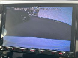 【バックカメラ】駐車時に後方がリアルタイム映像で確認できます。大型商業施設や立体駐車場での駐車時や、夜間のバック時に大活躍！運転スキルに関わらず、今や必須となった装備のひとつです！