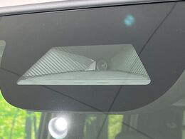 【ホンダセンシング】走行中に前方の車両等を認識し、衝突しそうな時は警報とブレーキで衝突回避と被害軽減をアシスト。より安全にドライブをお楽しみいただけます。