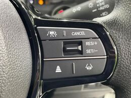 【アダプティブクルーズコントロール】高速道路での長距離走行が楽に！！自動で速度を保つクルーズコントロールが、衝突軽減システムと連携し、前方の車両を感知して車間を保つように速度調節してくれます！！