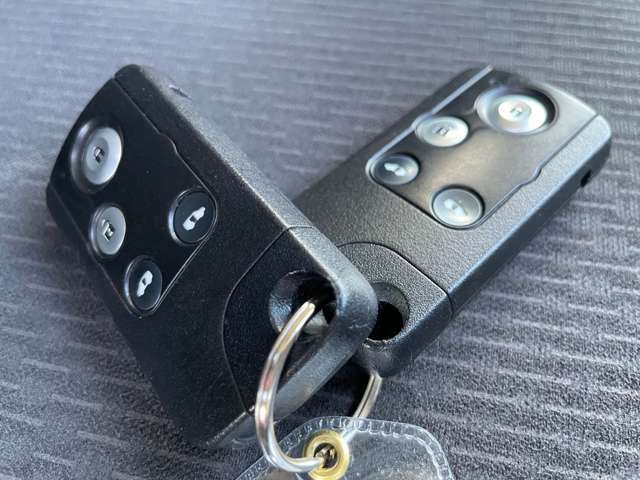インテリジェントキーを身に着けていればリクエストスイッチを押すだけでドアの開閉ができます