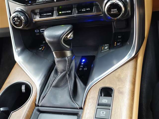 【電動パーキングブレーキ】発進時や駐車時のパーキングブレーキの操作を自動で行うので楽々です！