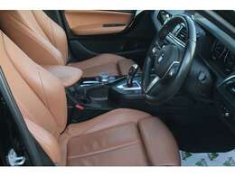 キャメルブラウンのダコタレザーシート。特別仕様車専用のインテリア、走行少ないならではの使用感の少ない綺麗なコンディションをキープしています。