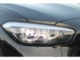 LEDヘッドライトが明るい視界を確保します。ダークカラーの特別仕様。