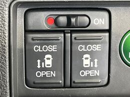 【両側パワースライドドア】スマートキーや運転席のスイッチで後席両側スライドドアの開閉が可能♪電動だから力を入れてドアを開ける必要が無く、小さなお子様でも簡単に開け閉めでき快適です♪