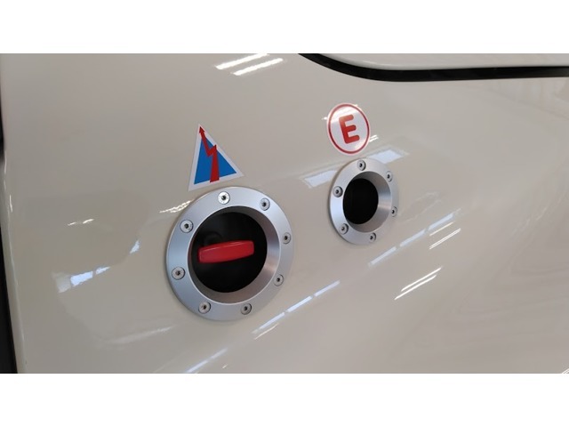 乗り出し迄の車検に関しましては、3点ベルトの装着などご実費発生致します。特殊車にてお客様のご相談にてメンテナンス致します。※新車当時2005年製造のタイヤ装着です。