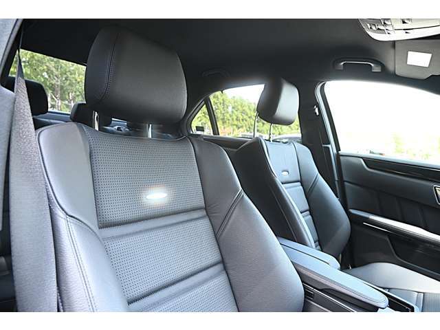 AMGパフォーマンスパッケージ 右ハンドル　実質ワンオーナー　ユーザー買取車　クロレザーシート　シートヒーター　　パワーシート　純正ナビ　バックカメラ　ETC　キセノンヘッドライト　ハーマンカードンサウンド