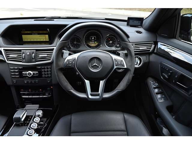 AMGパフォーマンスパッケージ 右ハンドル　実質ワンオーナー　ユーザー買取車　クロレザーシート　シートヒーター　　パワーシート　純正ナビ　バックカメラ　ETC　キセノンヘッドライト　ハーマンカードンサウンド