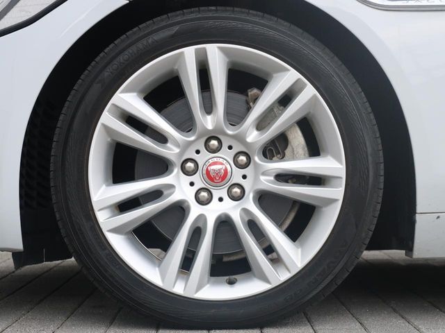 【純正18インチアルミ】こだわりを持ってモデル別にデザインされています。しつこい鉄粉や錆に高い効果を発揮する「ホイールコーティング」の施工も受付中！お気軽に担当営業までご相談ください。