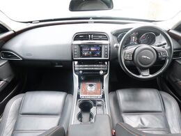 JAGUARの『XE　プレステージ』を認定中古車でご紹介！アダプティブクルーズコントロール、スマートキー、レーンキープアシスト、衝突軽減、オートハイビームアシスト、バックカメラ