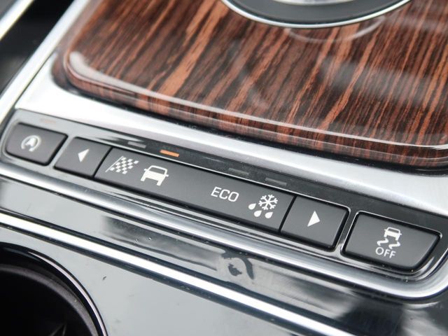 【JaguarDriveコントロール】標準・ダイナミック・ウィンターの各モードを選択可能。ステアリング、スロットルレスポンス、シフトポイントを最適化。気分や路面状況にあわせてセレクトしてください。