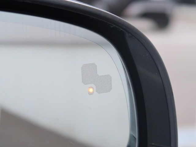 【ブラインドスポットモニター】左右斜め後ろを平行して走る車を認識し、車線変更の際に危険を察知するとドライバーへ警告を促します。夜・雨・トンネル内など走行時の環境が悪い時ほど頼りになる安全装置です。