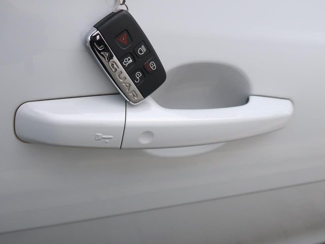 【キーレスエントリー】バッグやポケットからキーを取り出すことなく車にアクセスして、ロックとアラームを設定できます。　毎日の利便性をさらに高める機能です。