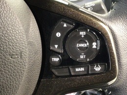 【アダプティブ・クルーズ・コントロール】予め設定した車速内でクルマが自動的に加減速。 前走車との適切な車間距離を維持しながら追従走行し、高速道路でのドライバーの疲労を軽減してくれる嬉しい機能付♪