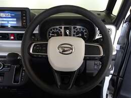 快適な操作性の運転席です。ハンドルも綺麗に清掃済みです。