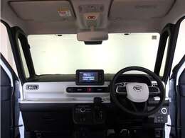 落ち着いた色遣いの運転席周りで飽きの来ないすっきりとしたデザインです。