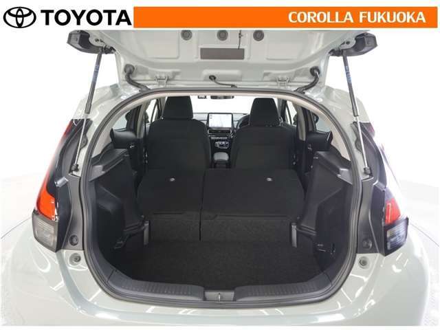 リヤシートを前に倒せば、ラゲージルームに収まらない物も積み込めます。たくさんの物を載せたい時に活躍します。