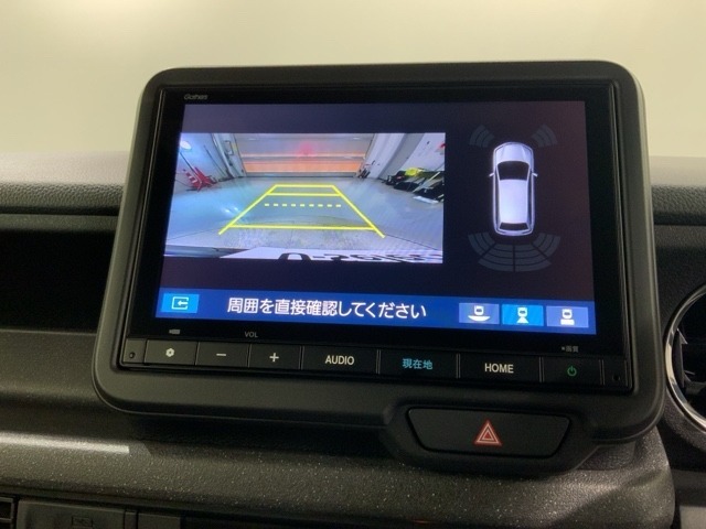 リバースギアに入れるだけで後方の表示へ切り替わります。夜間や雨の日の駐車も楽になりますよ。