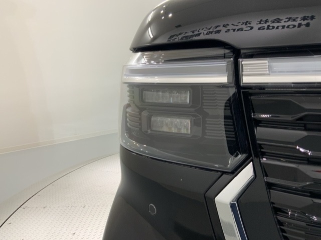 LEDヘッドライトは、点灯の瞬間から最大光量を発揮し、突然暗くなるトンネルなどでの安定感を高めます。
