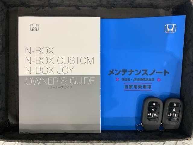 スマートキーは鍵をバッグに入れたままでもドアロックの開閉やエンジンのON・OFFができます。夜間や雨の日も鍵を探さなくて良いので便利です。