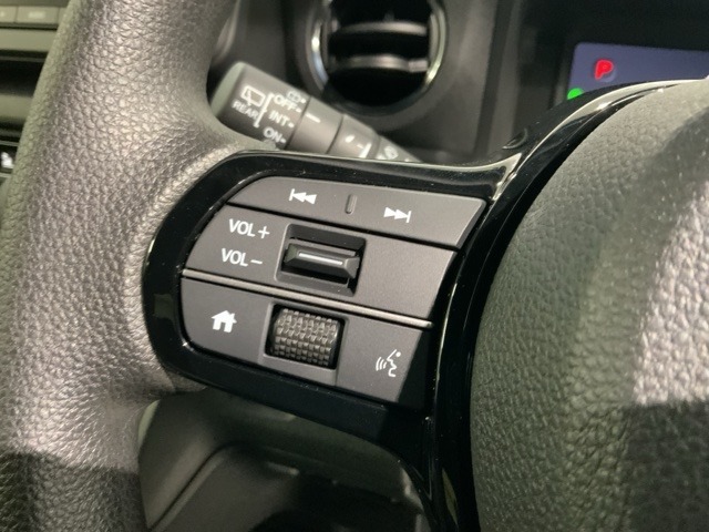 ステアリングにオーディオ操作スイッチが付いています。オーディオ画面に直接タッチしなくても操作が出来ますので、運転に集中できます。