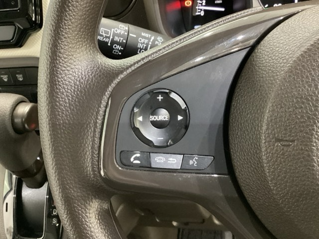 ステアリングスイッチがついていますので、オーディオのチャンネル変更、ボリューム、ジャンル変更が操作可能です。ハンドルから手を離さず安全に操作できます。