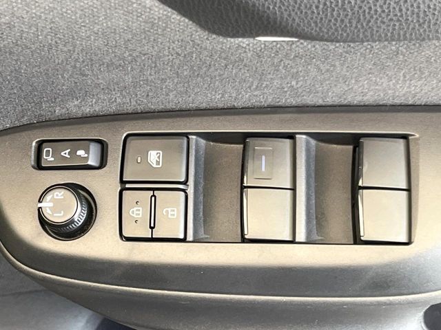 【電動格納ミラー】サイドミラーは電動格納式となっており、狭い駐車場でもキズがつくリスクを抑えられます。