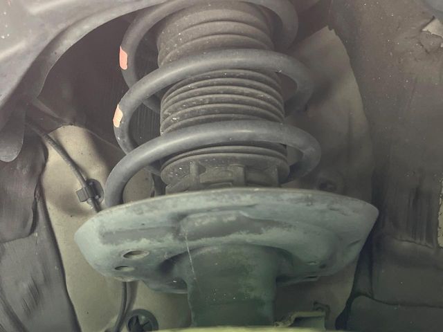 お車を安心してお乗りいただく為には、足回りの定期点検が欠かせません。サービスサポート（有償保証）では無料点検もご提供しており、安心のカーライフをお過ごしいただけるサポート体制が整っています。