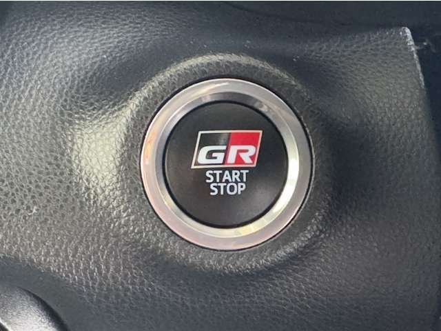 GR専用エンジンスタートボタンです。キーが車内にあれば、エンジンの始動・停止はブレーキを踏んでスイッチを押すだけ！キーを取り出す手間を省き、ワンプッシュでエンジンを操作するので簡単でスムーズです。