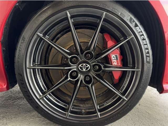 18インチ鍛造アルミホイール（BBS製）で、軽量、高剛性を実現しています。