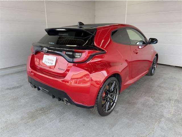 後部座席とリヤはプライバシーガラスになっています。座っている人や置いてある荷物が見えにくくなっているのでプライバシーの確保が出来ます。