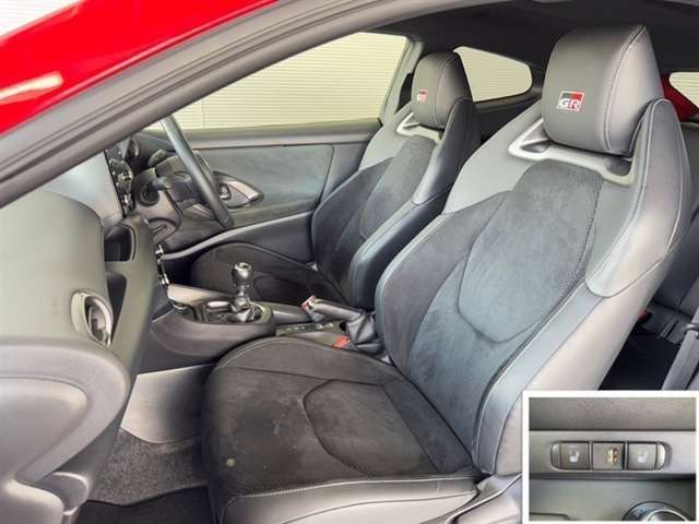 個性が出ています！目を惹くデザインのヒーター機能付きスポーツシートです！体を包み込むような座り心地で運転をサポートします。デザインも機能も文句なしで、快適な運転へと繋がります。