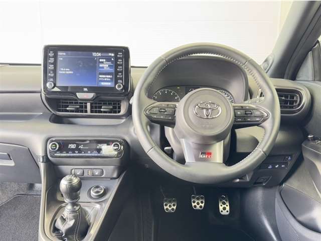 スポーティーな運転席周りです。インパネ周りの各操作スイッチ類も使いやすいよう配置されています！