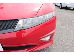 レンズやライト本体に傷や破損も無く状態の良いヘッドライトです