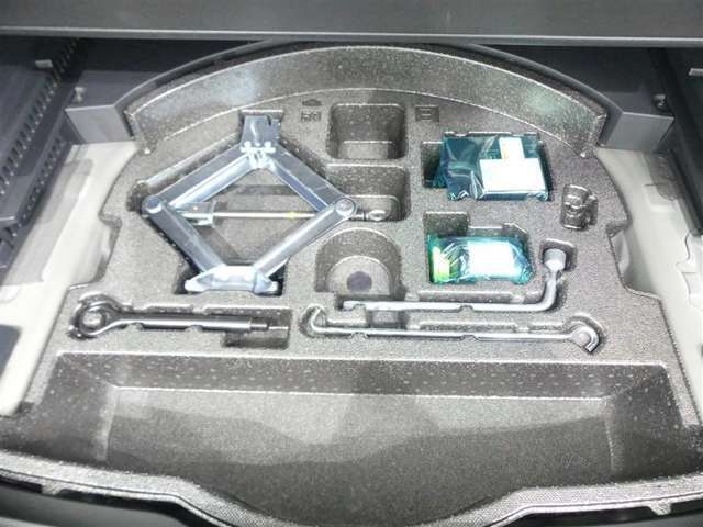 最近はパンク修理キットが標準ですね。タイヤの無い分軽量化と収納スペース確保できますね。