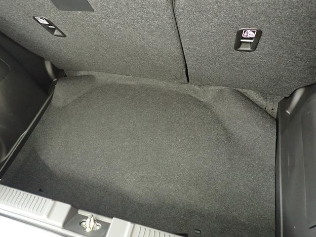 荷室は深さがあり、バックドア開閉時に荷物が落ちにくいです。