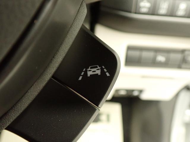 「車線逸脱抑制機能」を搭載しています。車線をはみ出しそうになると、ドライバーにステアリング操作を促し、車両を車線の内側に戻すよう支援します。