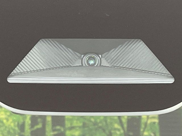 【ホンダセンシング】走行中に前方の車両等を認識し、衝突しそうな時は警報とブレーキで衝突回避と被害軽減をアシスト。より安全にドライブをお楽しみいただけます。
