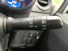 【オートライト】周りの明るさに応じて自動でヘッドライトの点灯・消灯ができる機能です！ライトの付け忘れ・消し忘れなどが無くなり、雨の日や夕方の走行も安心！トンネル通過時も便利ですね♪